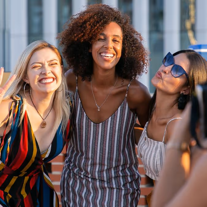 Grupo de jovens sorrindo ao ar livre em Aracaju, representando a hospitalidade e o clima acolhedor da cidade
