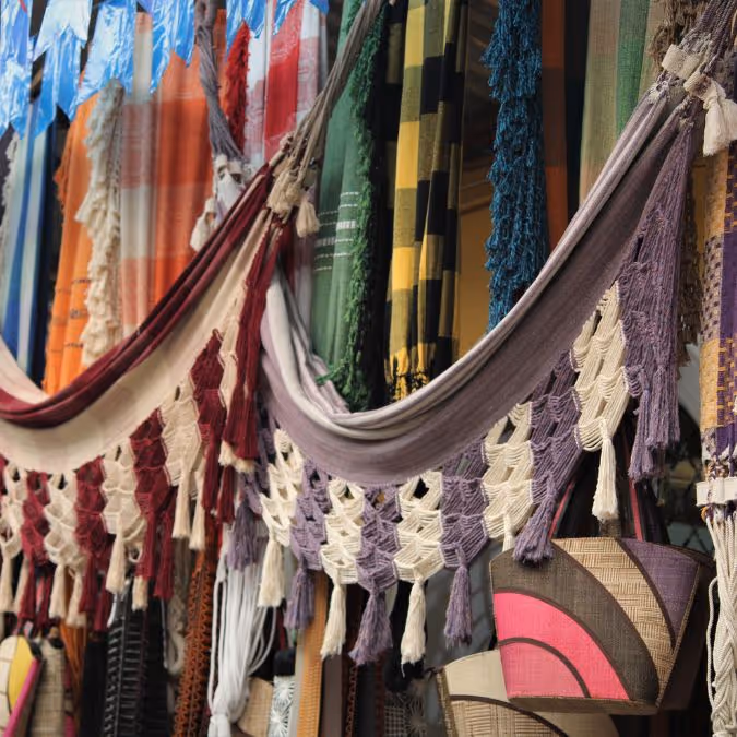 Redes artesanais expostas em Aracaju, representando a tradição cultural e o artesanato típico da região nordeste