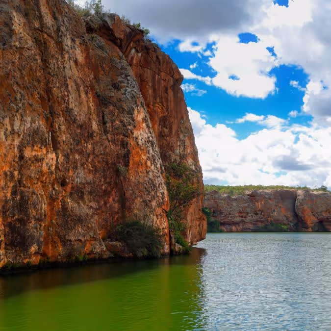 Cânion do Xingó em Sergipe, atração natural visitada por quem passa por Aracaju e busca experiências turísticas na região